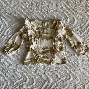 Kate Quinn v ruffle front top